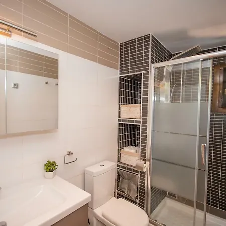 Cubo's Apartamento Lew Hoad Tennis Apartment *